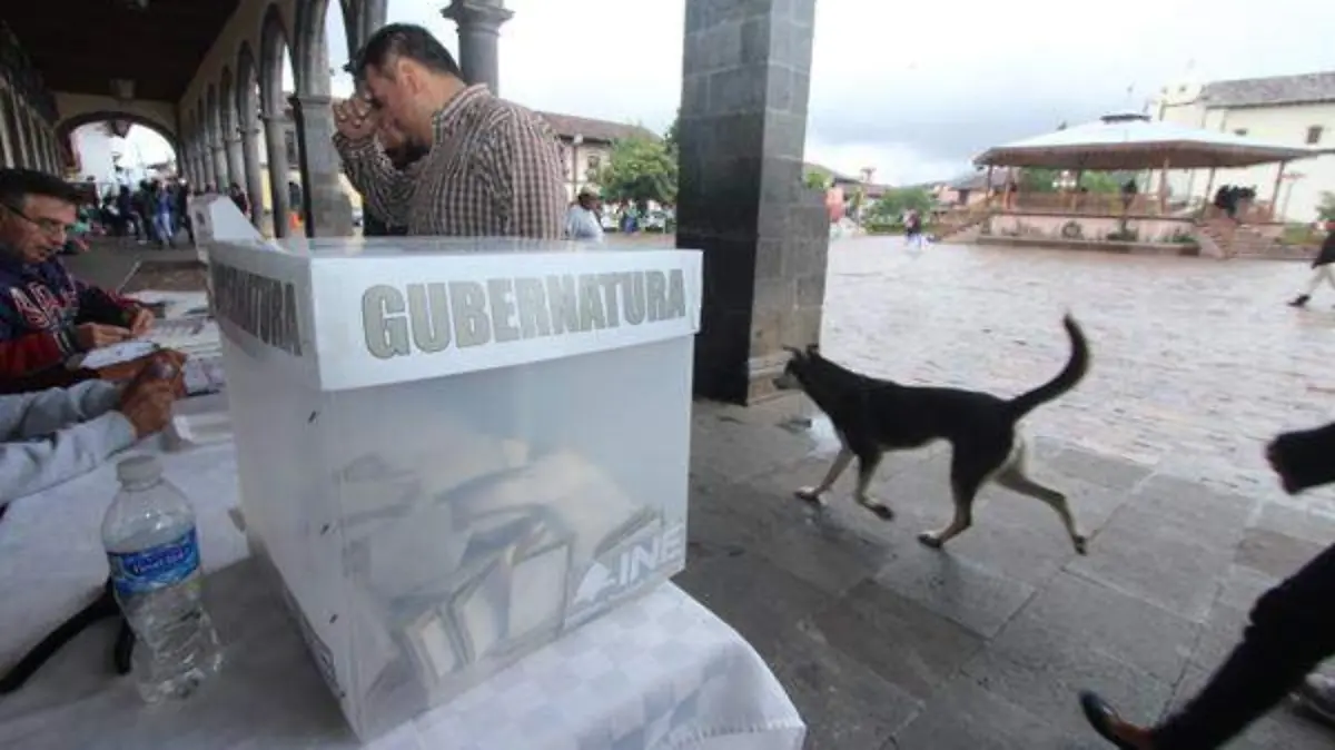 IVAN VENEGAS - MUY POCA AFLUENCIA DE VOTANTES SE OBSERVA EN LA CASILLA ESPECIAL Y BASICAS UBICADAS EN EL ZOCALO DE ZACATLAN (1)